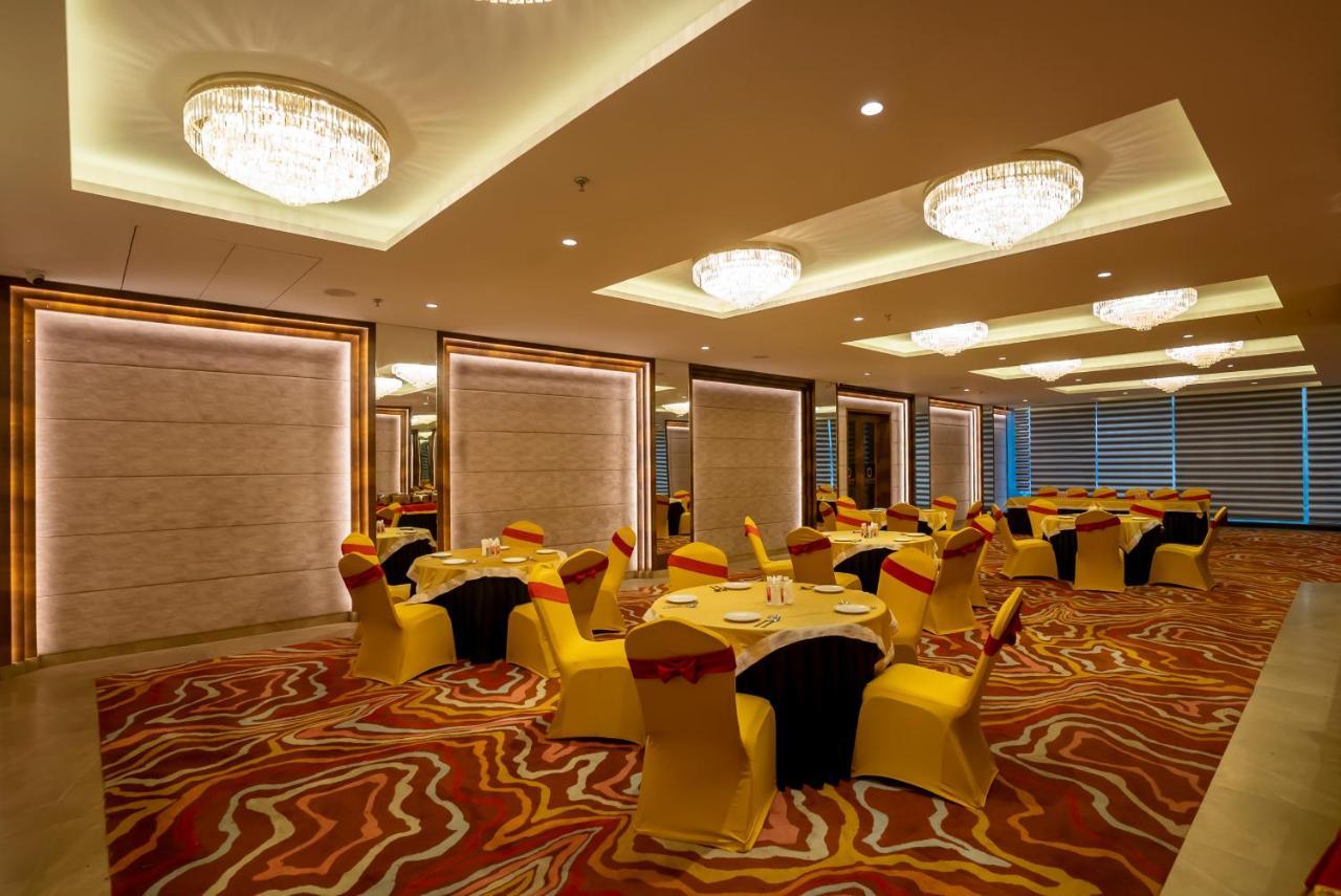 Celebrant Hotel Varanasi Exterior foto