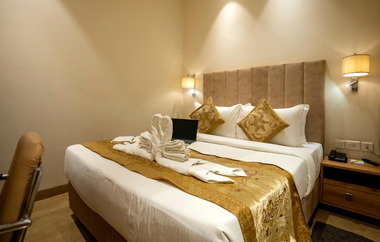Celebrant Hotel Varanasi Exterior foto