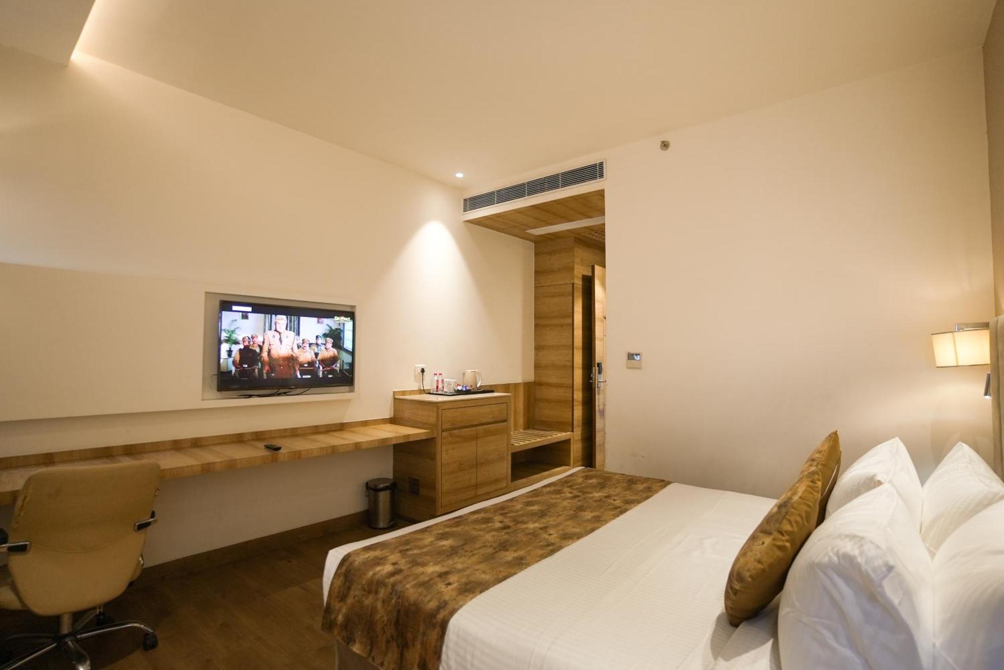 Celebrant Hotel Varanasi Exterior foto
